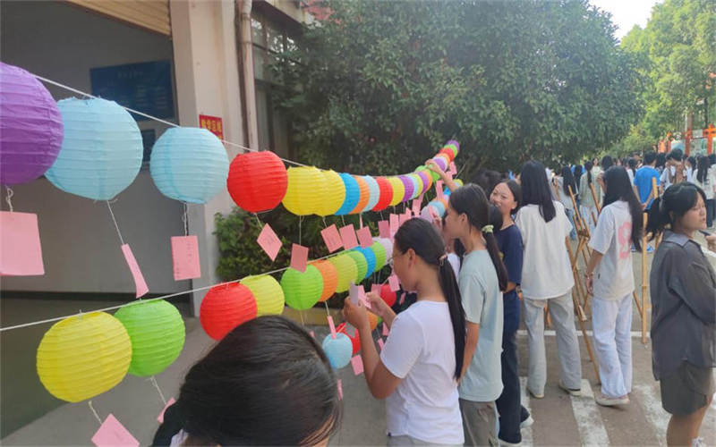 月滿(mǎn)中秋，情滿(mǎn)校園—記我校2024年中秋游園會(huì)盛況