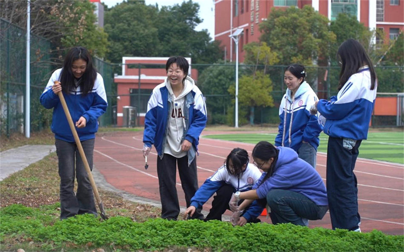 種花添彩，共繪校園新畫卷-我校團(tuán)委組織植