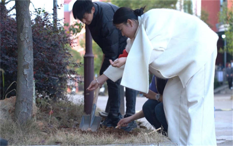 吉安市理工技工學(xué)校團委植樹節(jié)栽花活動圓滿