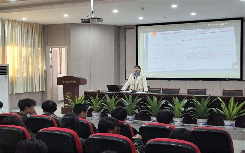 吉安市理工技工學(xué)校團委組織團員進行團課學(xué)