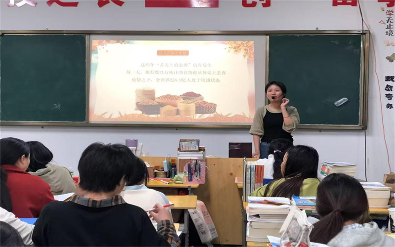 我校學(xué)工處組織各班級召開食品安全主題班會